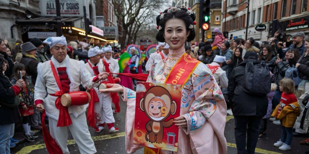 Avrupa'nın en büyük Çin yeni yılı kutlaması: Londra'da sokaklar kırmızıya büründü 3
