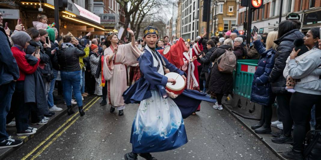Avrupa'nın en büyük Çin yeni yılı kutlaması: Londra'da sokaklar kırmızıya büründü 1