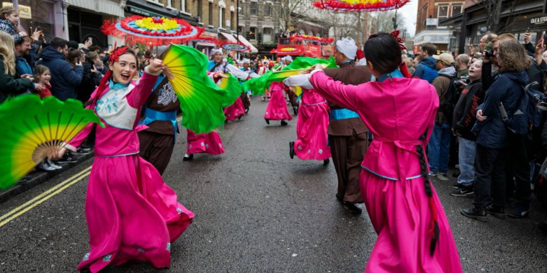 Avrupa'nın en büyük Çin yeni yılı kutlaması: Londra'da sokaklar kırmızıya büründü 7