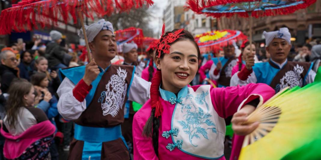 Avrupa'nın en büyük Çin yeni yılı kutlaması: Londra'da sokaklar kırmızıya büründü 6