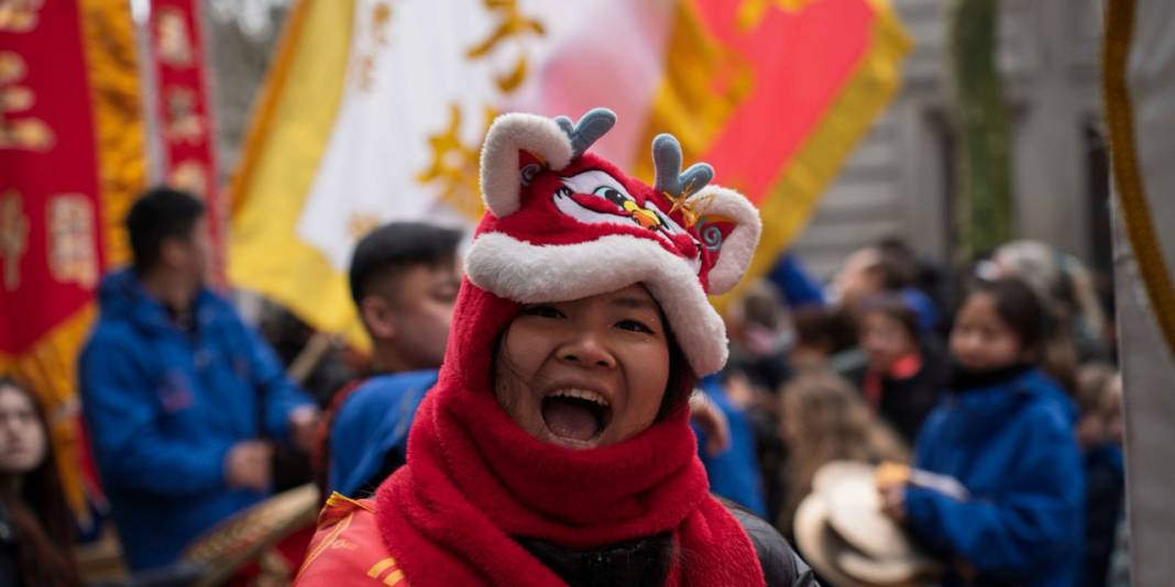 Avrupa'nın en büyük Çin yeni yılı kutlaması: Londra'da sokaklar kırmızıya büründü 10