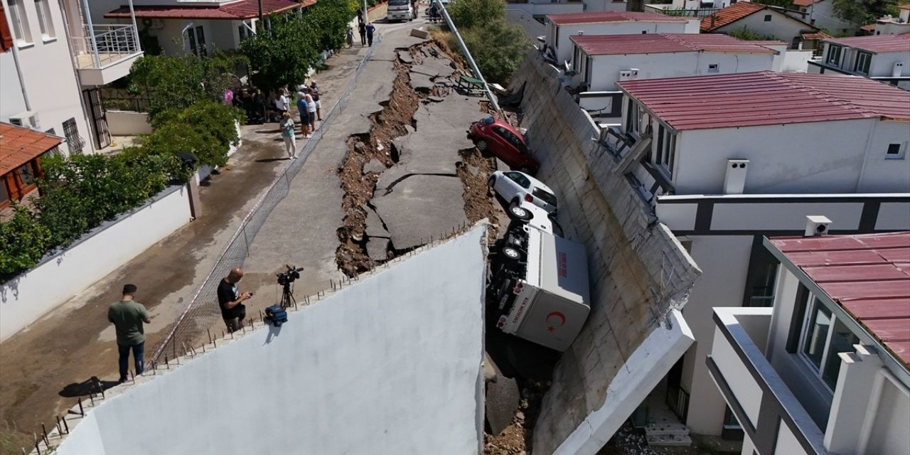 İzmir'de sağanak sonrası yol çöktü, bazı ev ve iş yerlerini su bastı