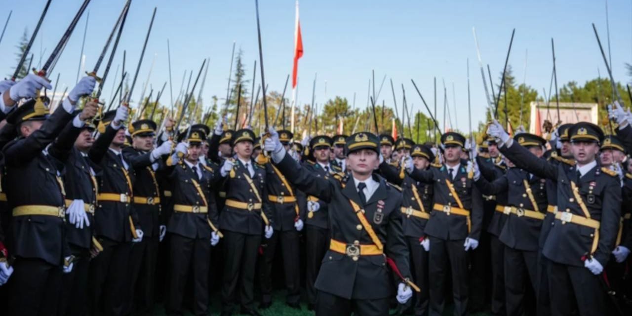 Törende yaşananlar: Binbaşı teğmenlerin yemini sonrası istifa etti mi?