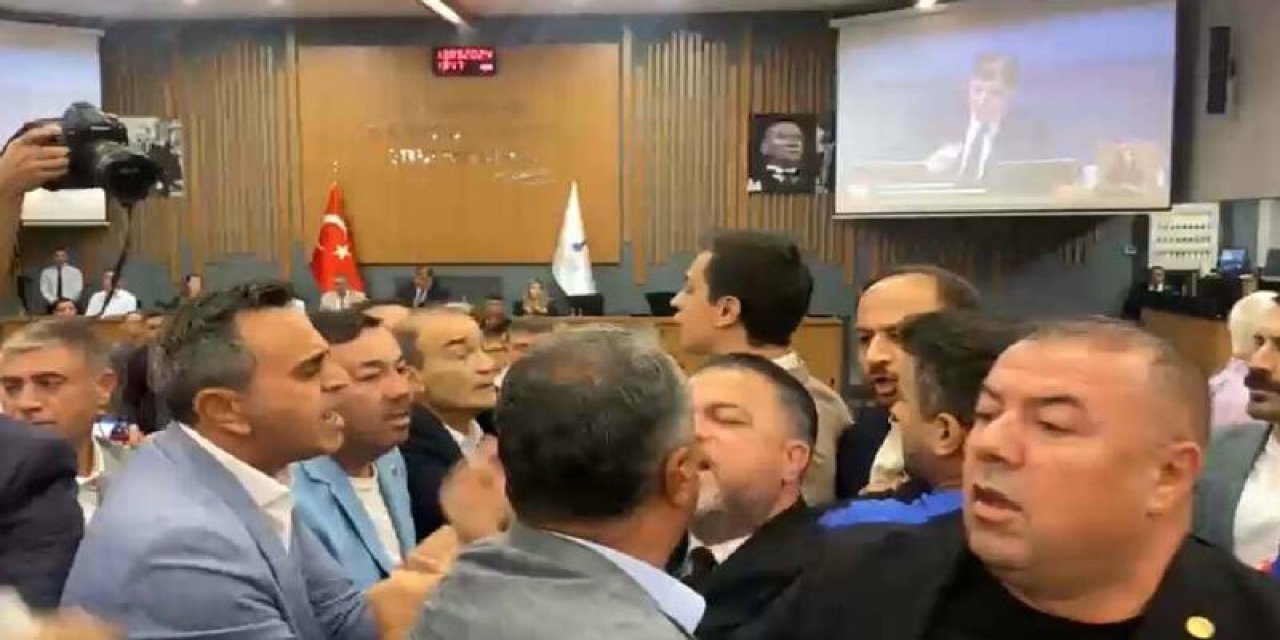 İzmir Büyükşehir Belediye Meclisi'nde AKP ve CHP arasında arbede