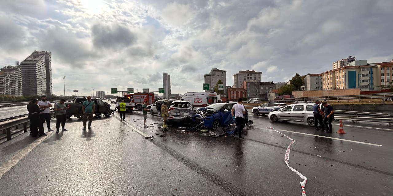 İstanbul'da zincirleme kaza: 2 kişi hayatını kaybetti