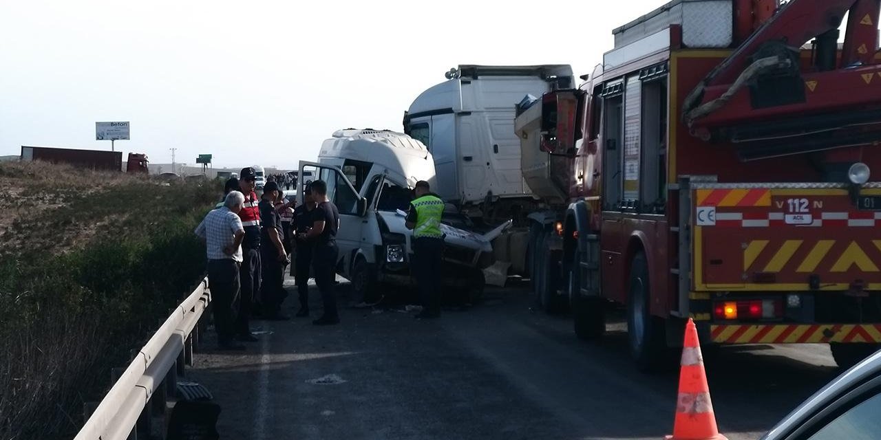 TIR ile servis minibüsü çarpıştı: 4 ölü, 6 yaralı