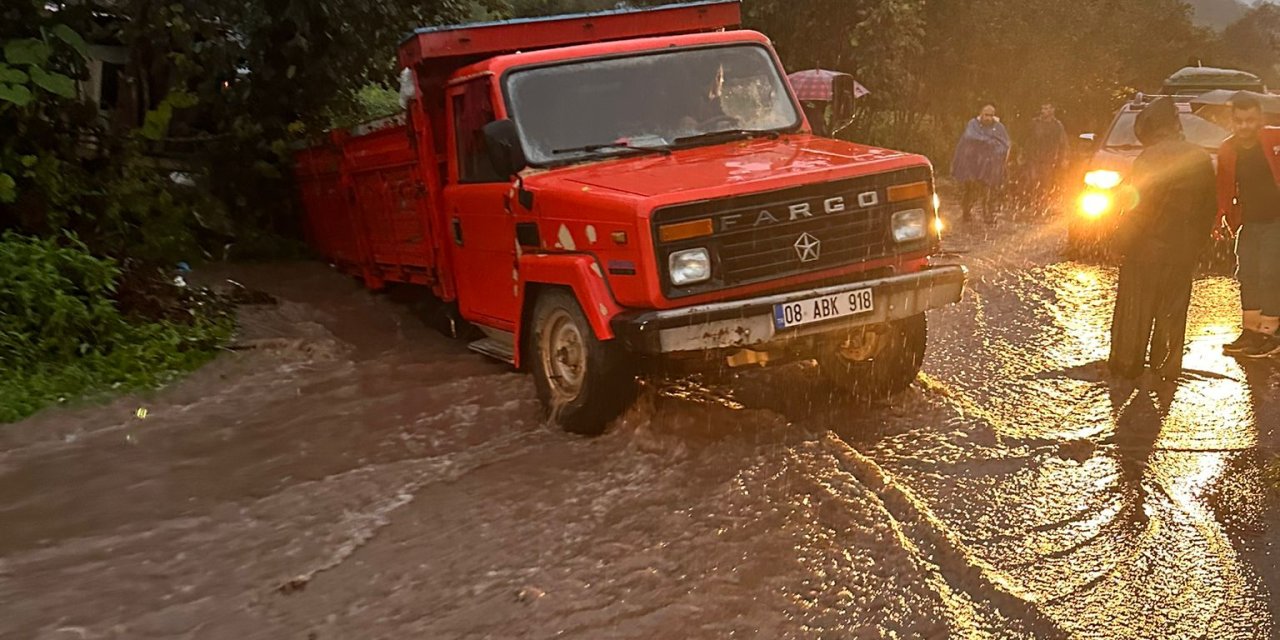 Artvin'de sel ve heyelan nedeniyle 32 köy yolu kapandı