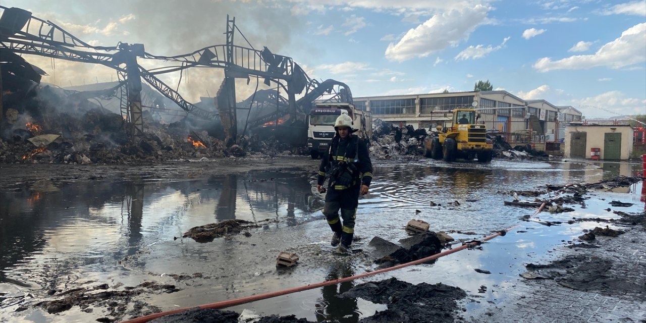 Kayseri'de keçe fabrikasında 14 saat süren yangın söndürüldü