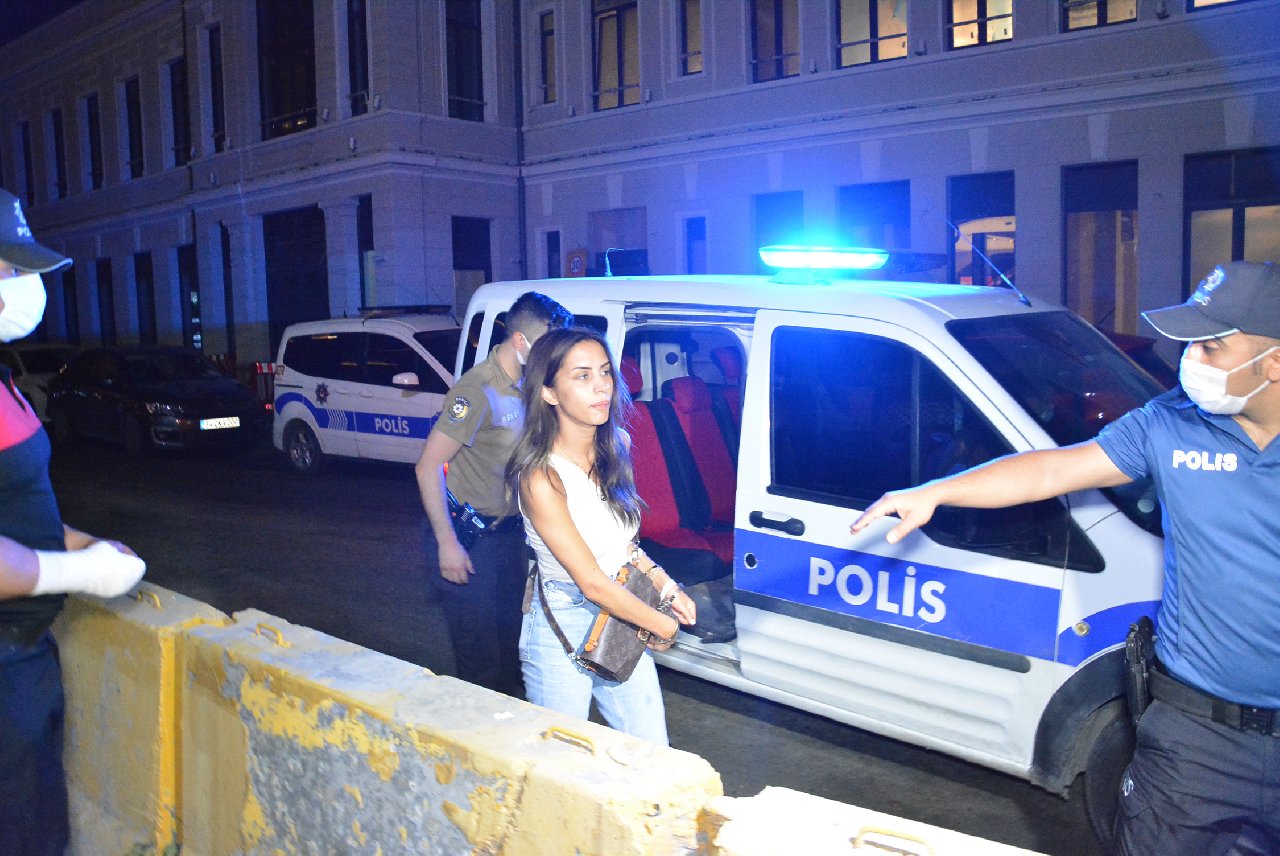 Ünlü oyuncu Ayşegül Çınar'ın eski sevgilisi Furkan Çalıkoğlu 7'si polis 12 kişiyi bıçakla yaraladı