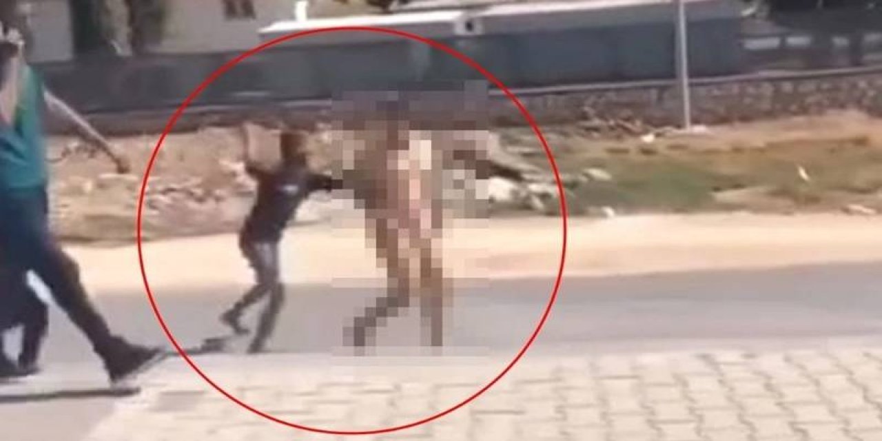 Sokakta çıplak dolaşan kişiyi dövüp, polise teslim ettiler