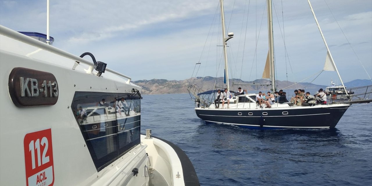 Muğla açıklarında sürüklenen yelkenlideki 72 göçmen kurtarıldı