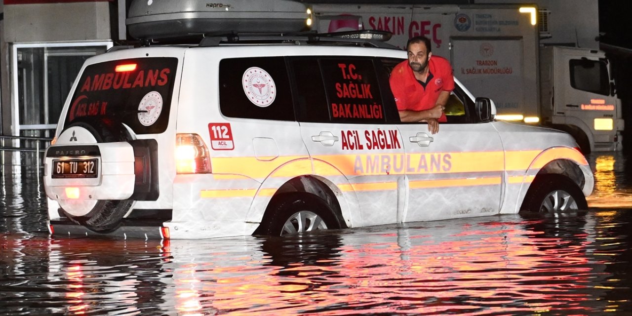 Trabzon'da sel: Bayram Halil Devlet Hastanesi'ndeki hastalar nakledildi