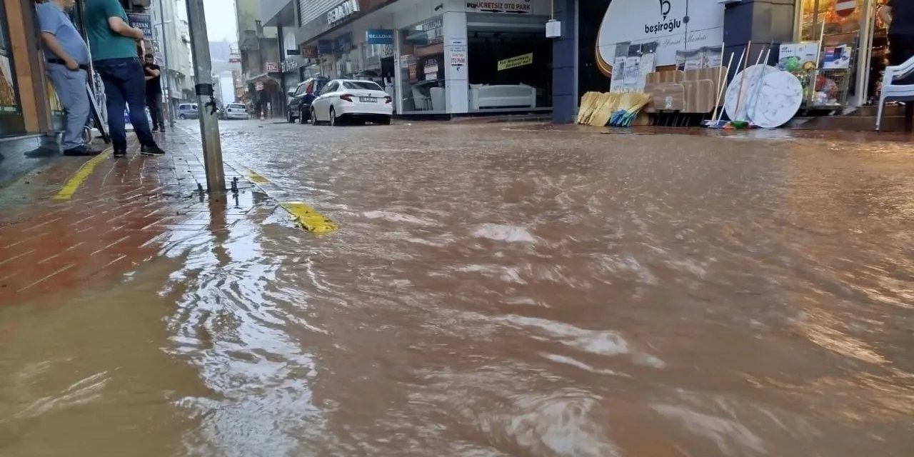 Trabzon'da sağanak: Dereler taştı, 1 kişi kayıp