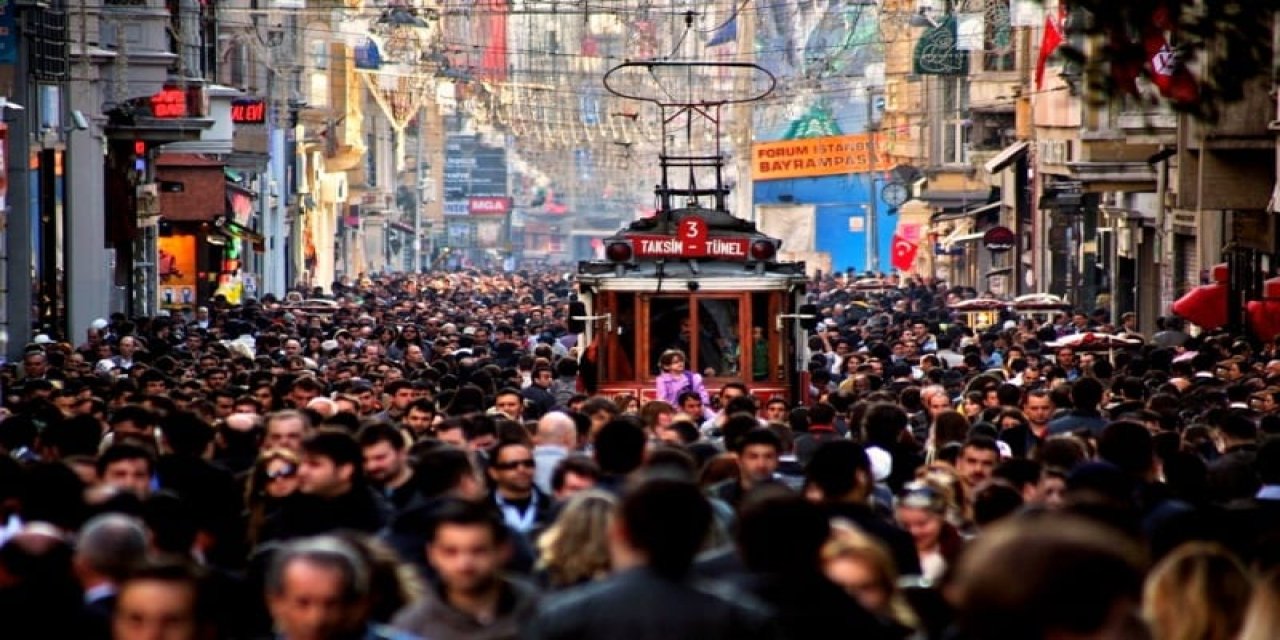 Anket: Türkiye'de gençler ailesinden aldığı harçlıkla geçiniyor