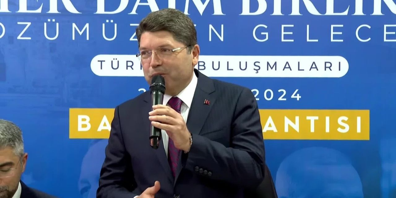 Yılmaz Tunç: “Darbecilerin yazdırdığı bir anayasayla devam etmemeliyiz"