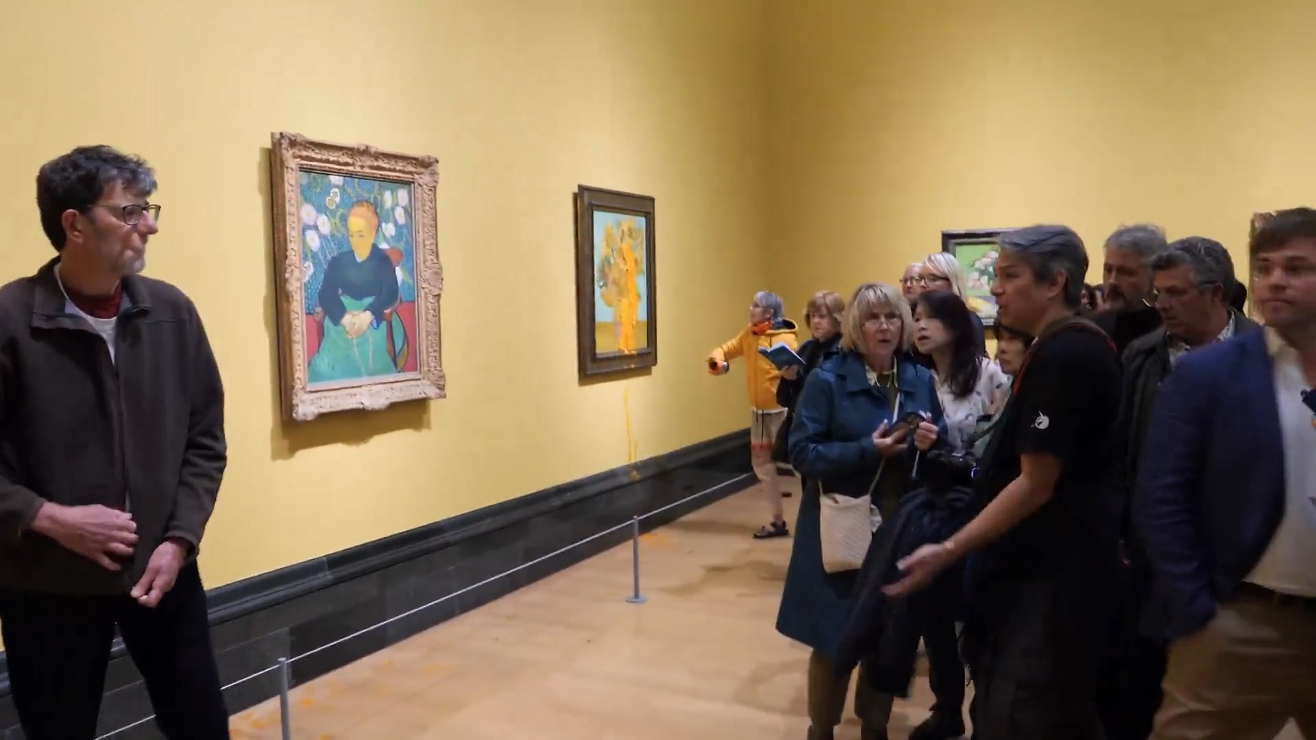 İklim aktivistlerinden yeni eylem: Van Gogh tablosuna çorba fırlattılar