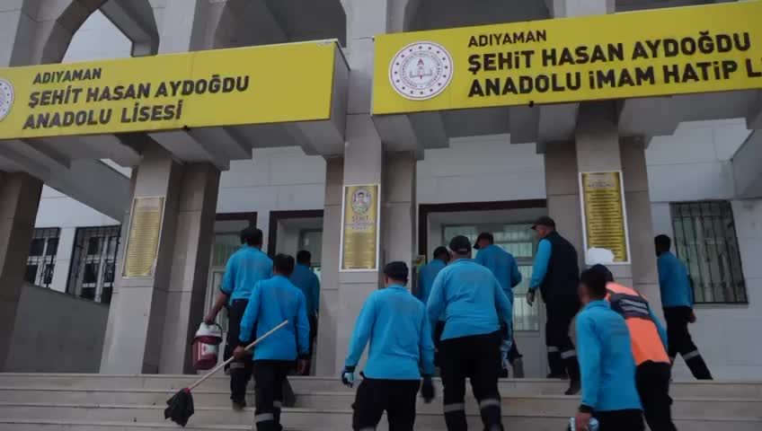 Bakanlık temizleyemiyor, Adıyaman Belediyesi 1 ayda 120 okulu temizledi