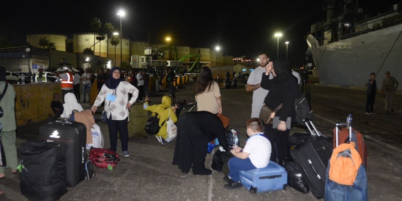 Lübnan'dan gelen tahliye gemileri Mersin’e ulaştı