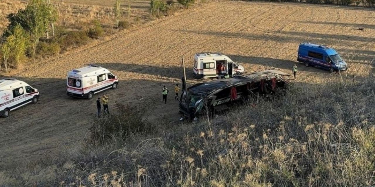 Afyonkarahisar'da yolcu otobüsü devrildi: 21 yaralı