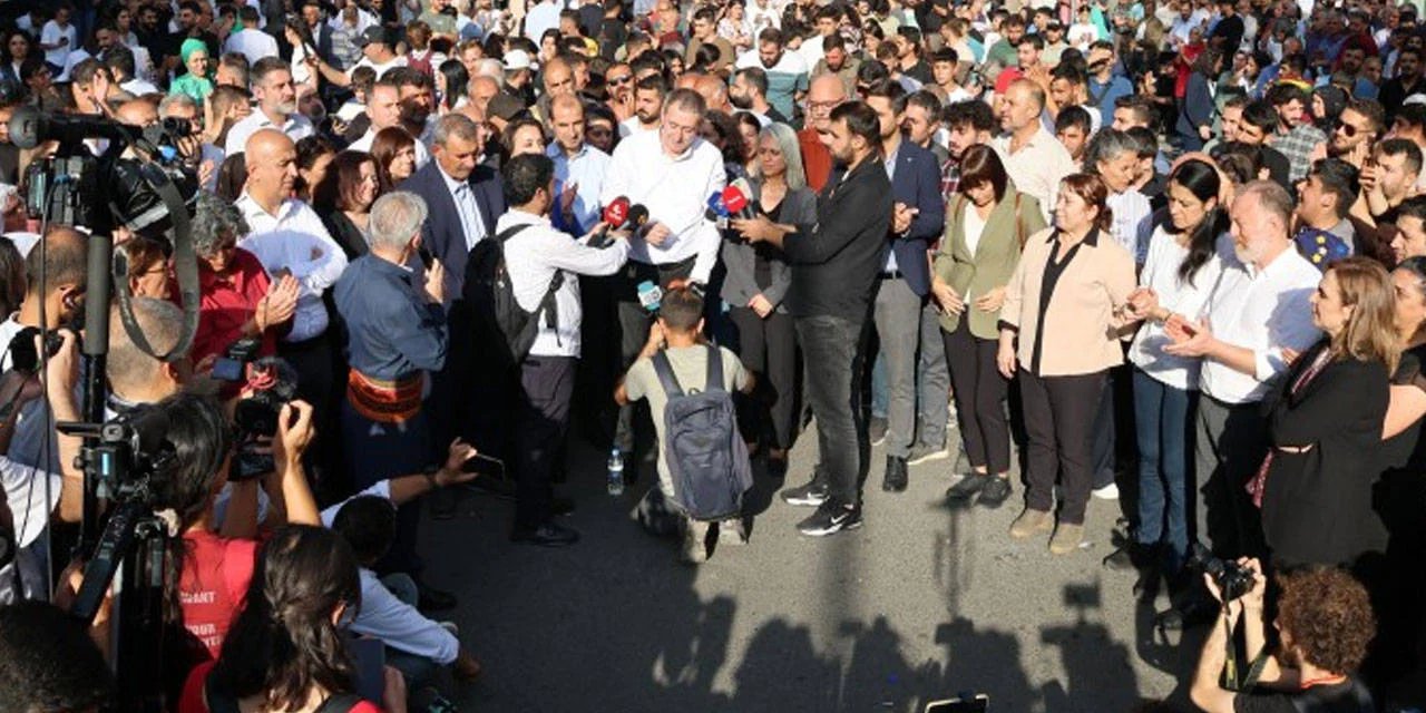 Diyarbakır'da yasaklanan miting: Abluka altında konuşma