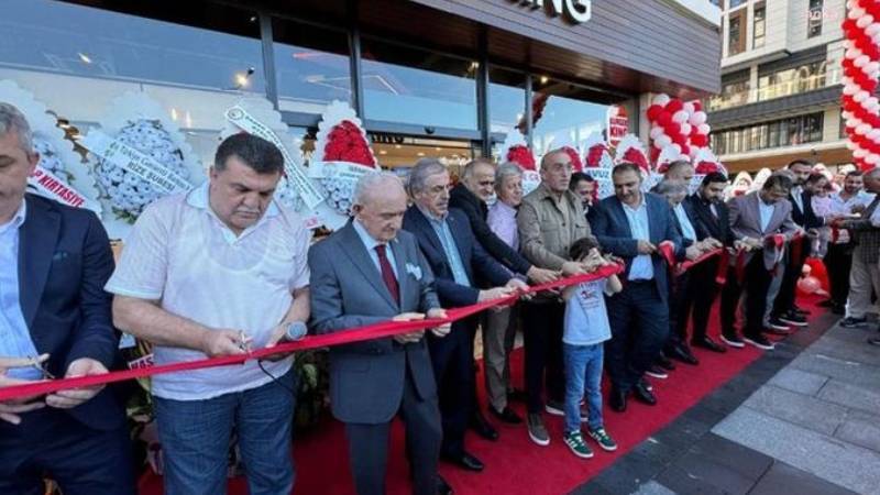 Burger King açılışına katılan AKP'liler disipline verildi