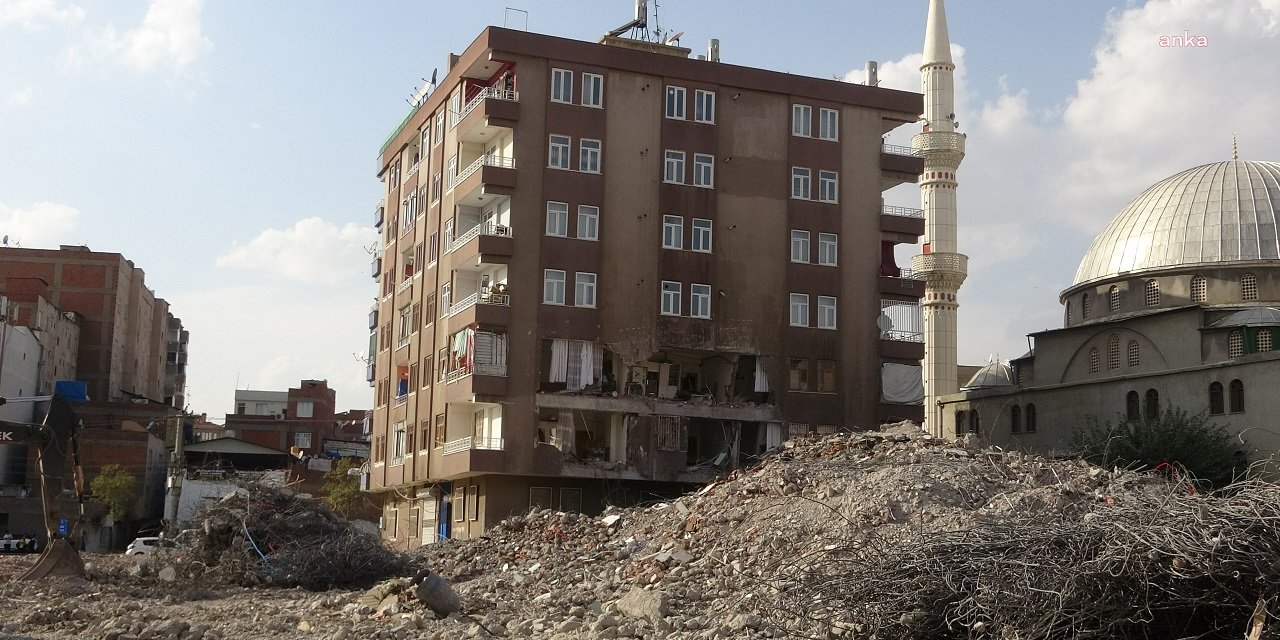 Yıkım çalışmalarında ağır hasarlı bina, yanındaki binanın üzerine çöktü