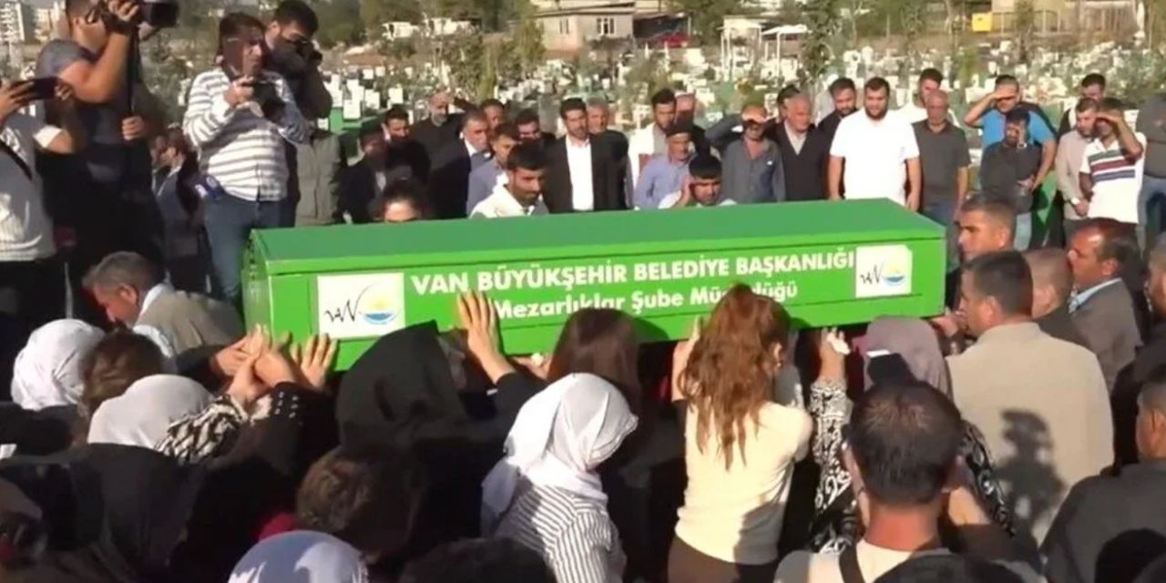 Rojin Kabaiş toprağa verildi:  Tabutunu kadınlar omuzladı