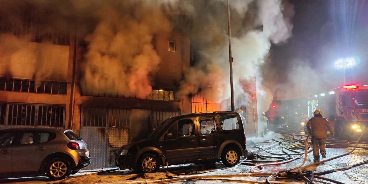 Beyoğlu'nda yatak imalathanesinde yangın