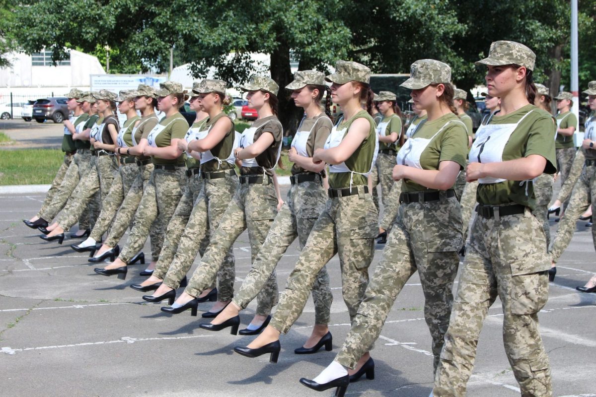 Ukrayna'da kadın askerlerin topuklu ayakkabıyla yürütülmesine tepki: "Tehlikeli ve aptalca"