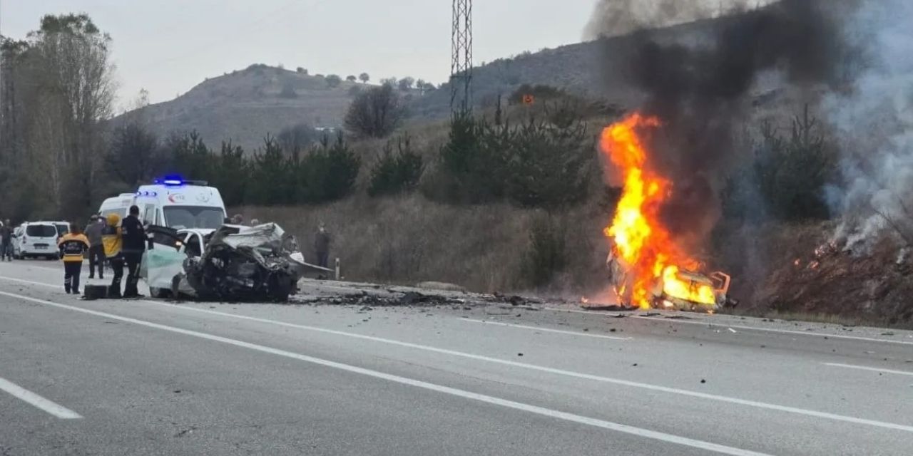 Erzincan'da trafik kazası: Otomobil yandı, 5 kişi hayatını kaybetti