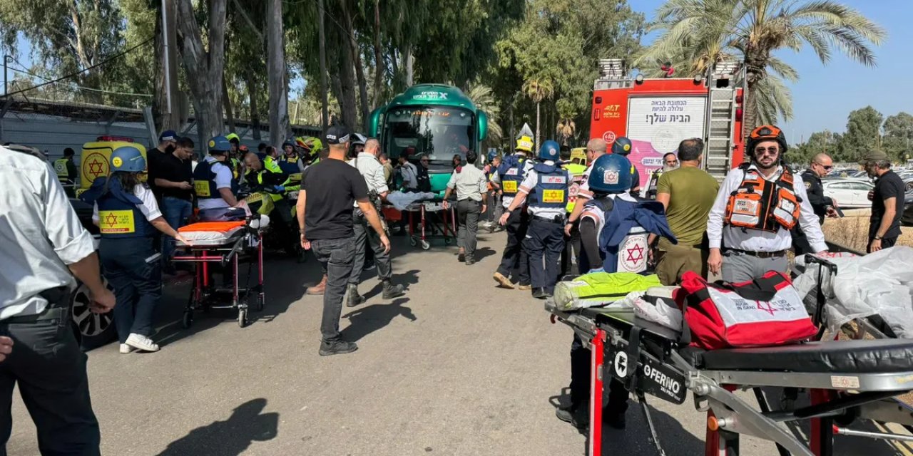 İsrail'de otobüs durağına kamyonlu saldırı: Onlarca yaralı