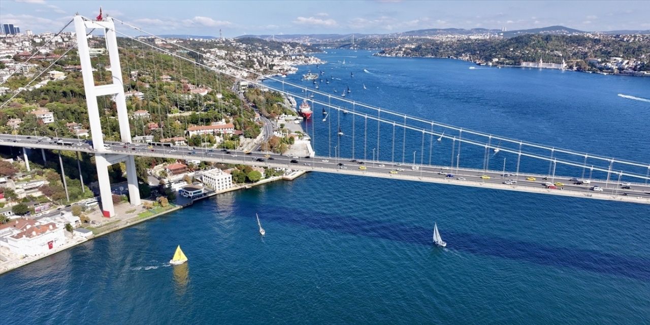 İstanbul Boğazı'nda yat yarışları nedeniyle bazı vapur seferler yapılamıyor