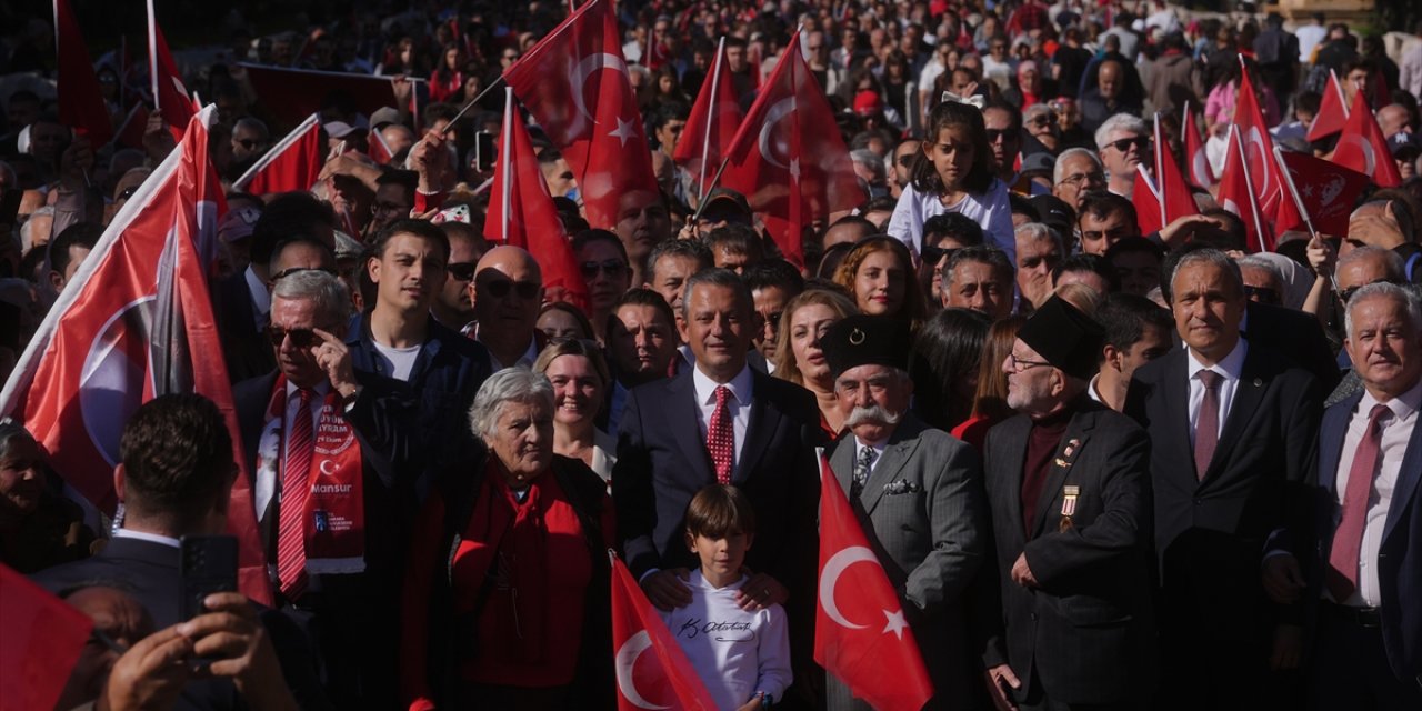 Özel, Anıtkabir yürüyüşünde konuştu: 'Bir kez daha Cumhuriyet'i kuracağız'