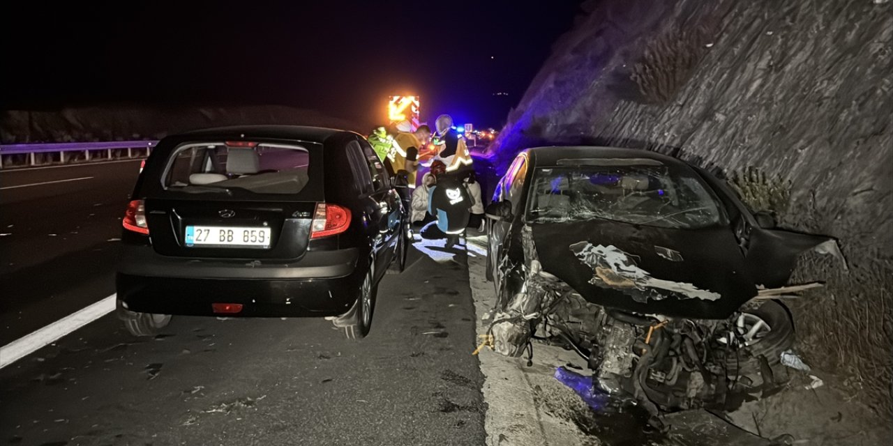 Otoyolda araçlar tırdan düşen tomruklara çarptı: 1 ölü, 9 yaralı