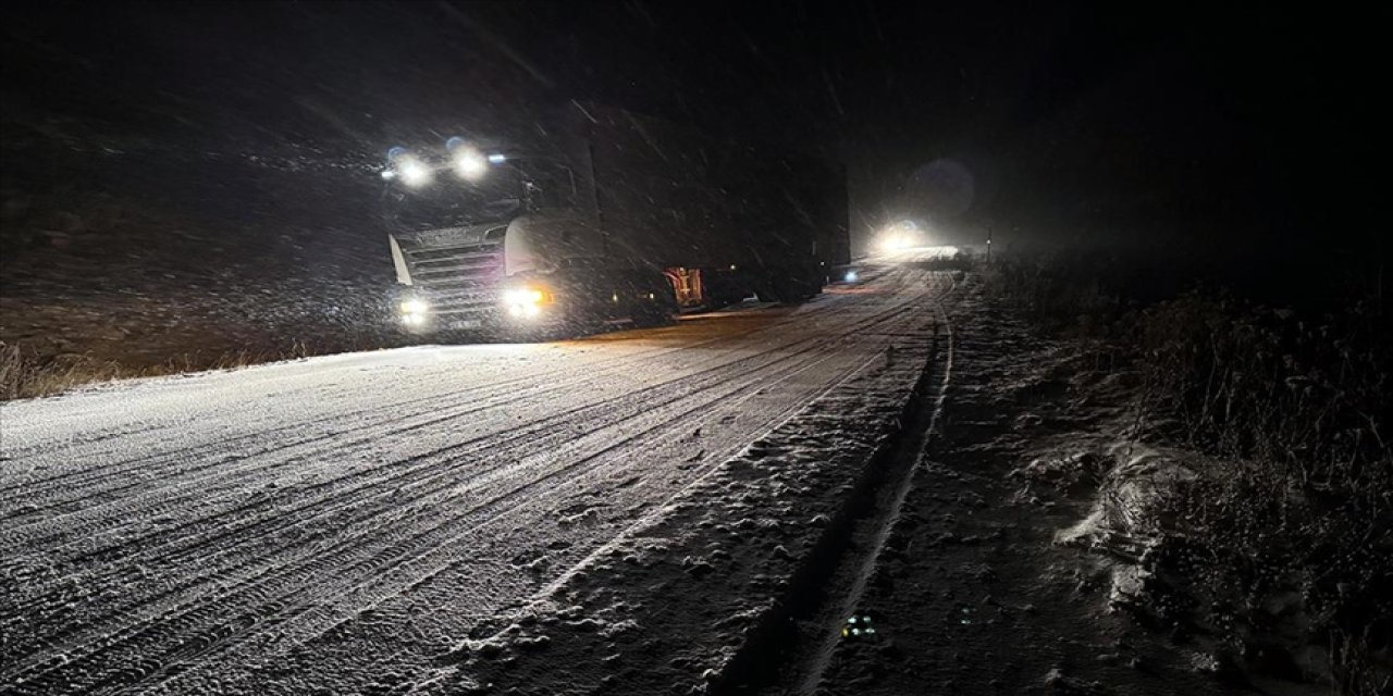 Ardahan'da kar ve buzlanma nedeniyle tırlar yolda kaldı