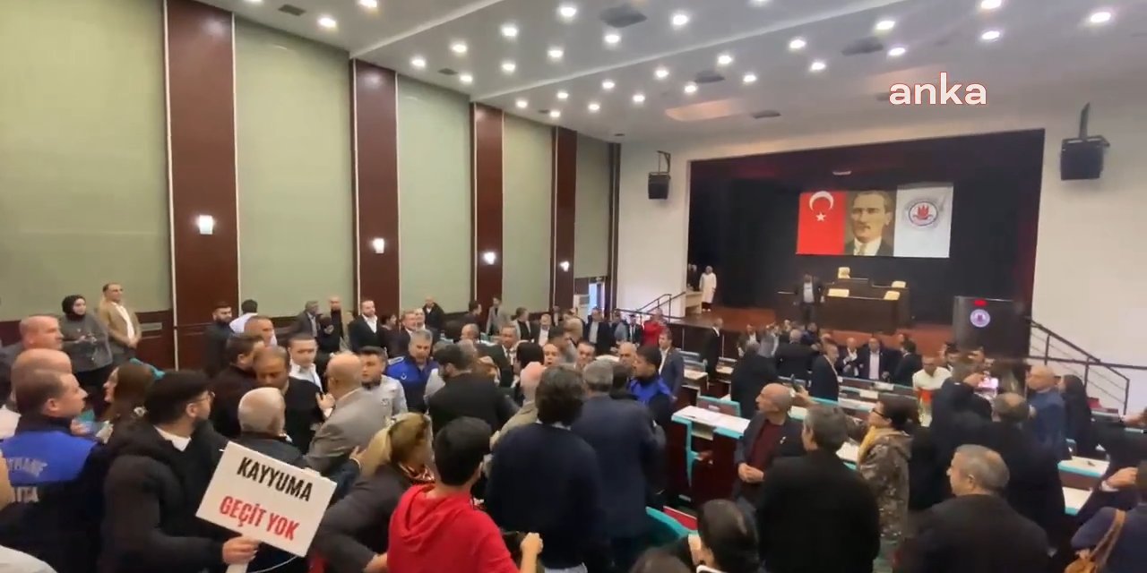 Kağıthane Belediyesi Meclisi'nde CHP'lilere saldırı: 2 yaralı