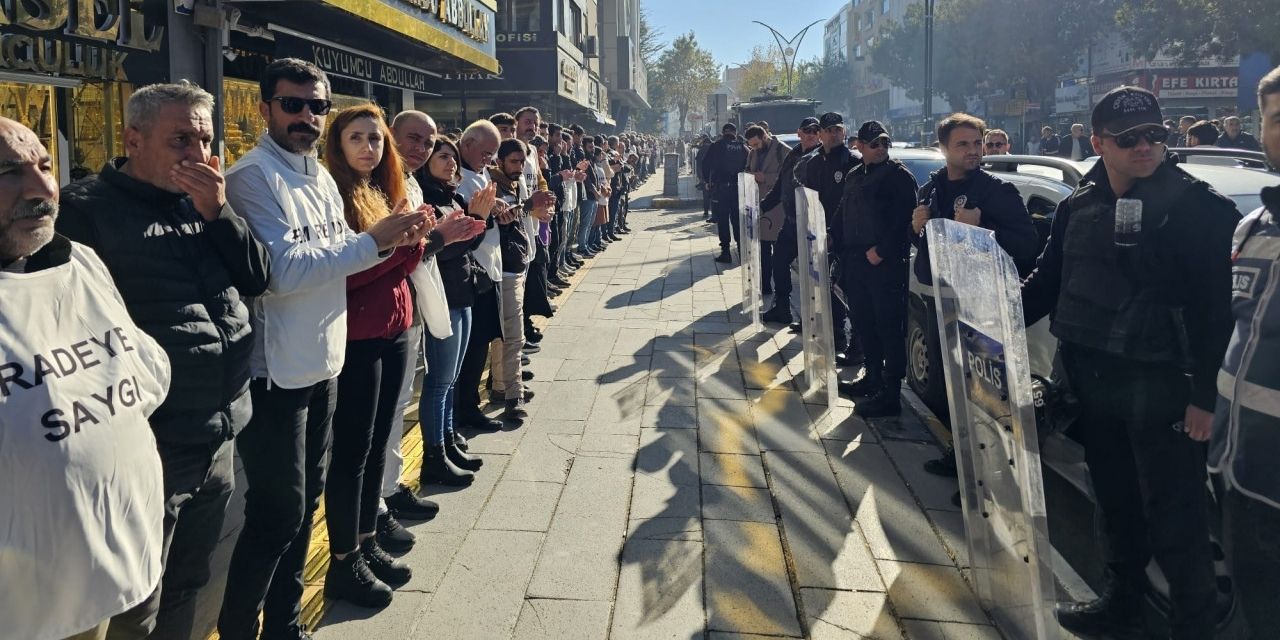 Van'da kayyıma karşı yüzlerce kişilik insan zinciri