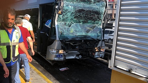 İstanbul'da metrobüs kazası: 25 kişi yaralandı
