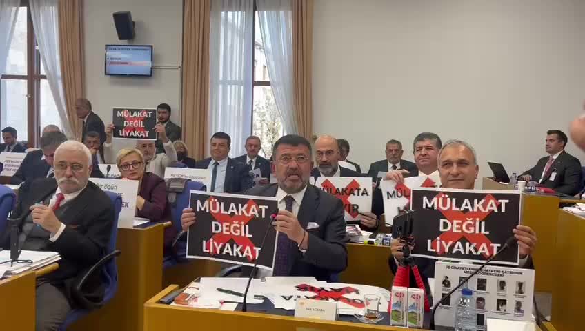 TBMM'de CHP'li milletvekillerinden mülakat protestosu