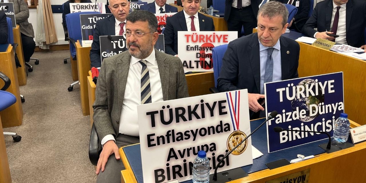 CHP’li vekiller Maliye Bakanı Şimşek’i abaküsle protesto etti