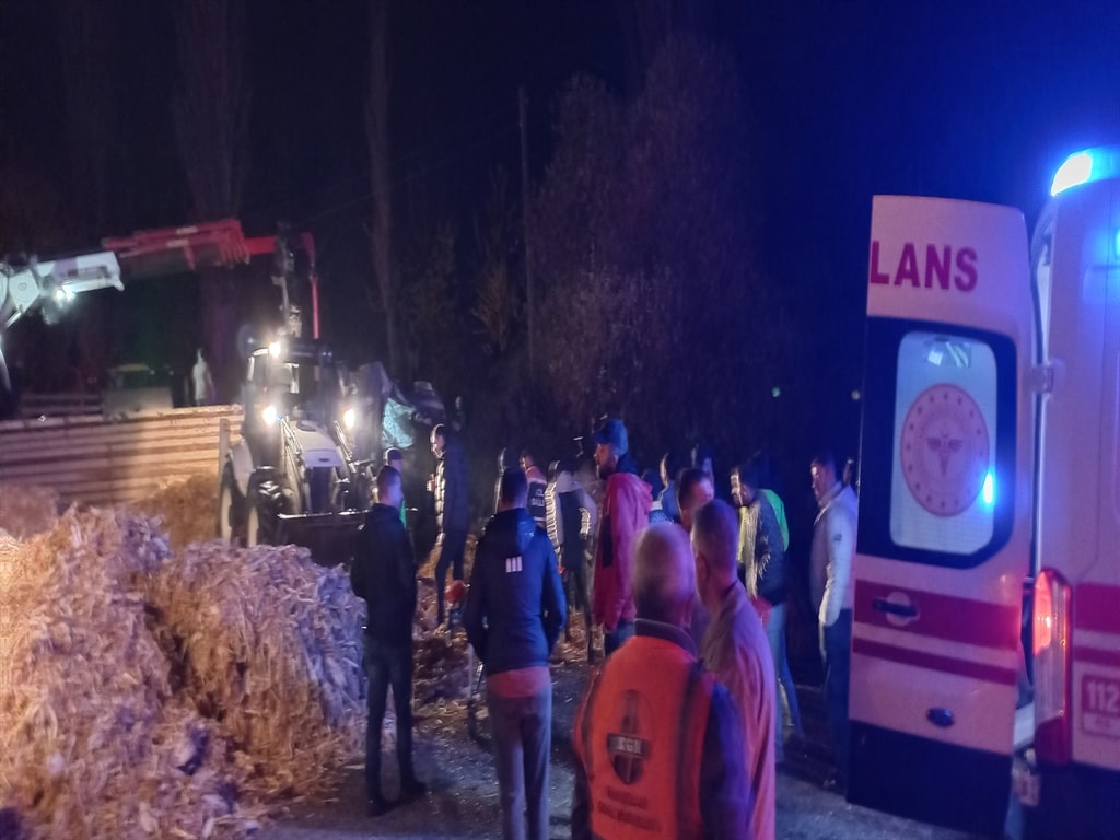 Kazaya müdahale eden polislere TIR çarptı, 1 polis hayatını kaybetti