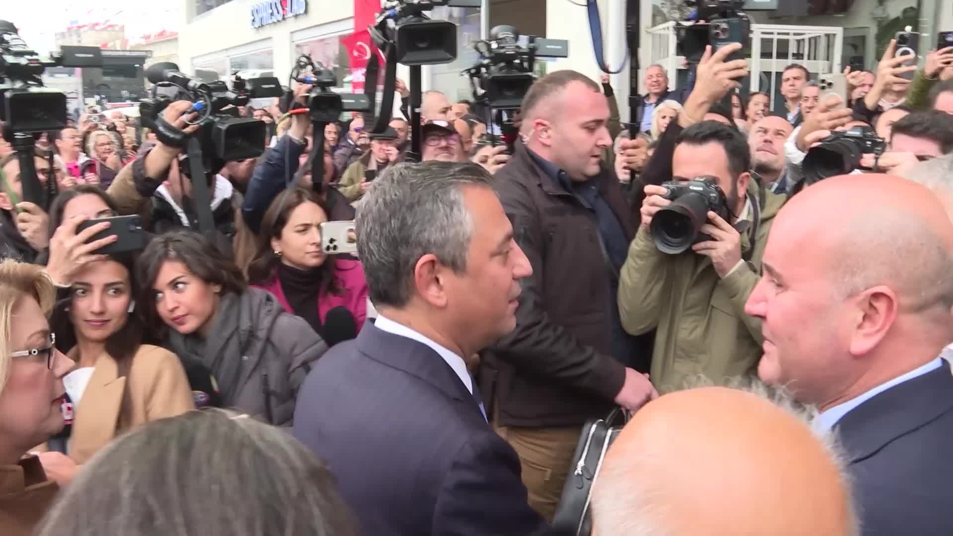 CHP MYK, Demokrasi Nöbeti'nin devam ettiği Esenyurt'ta toplandı