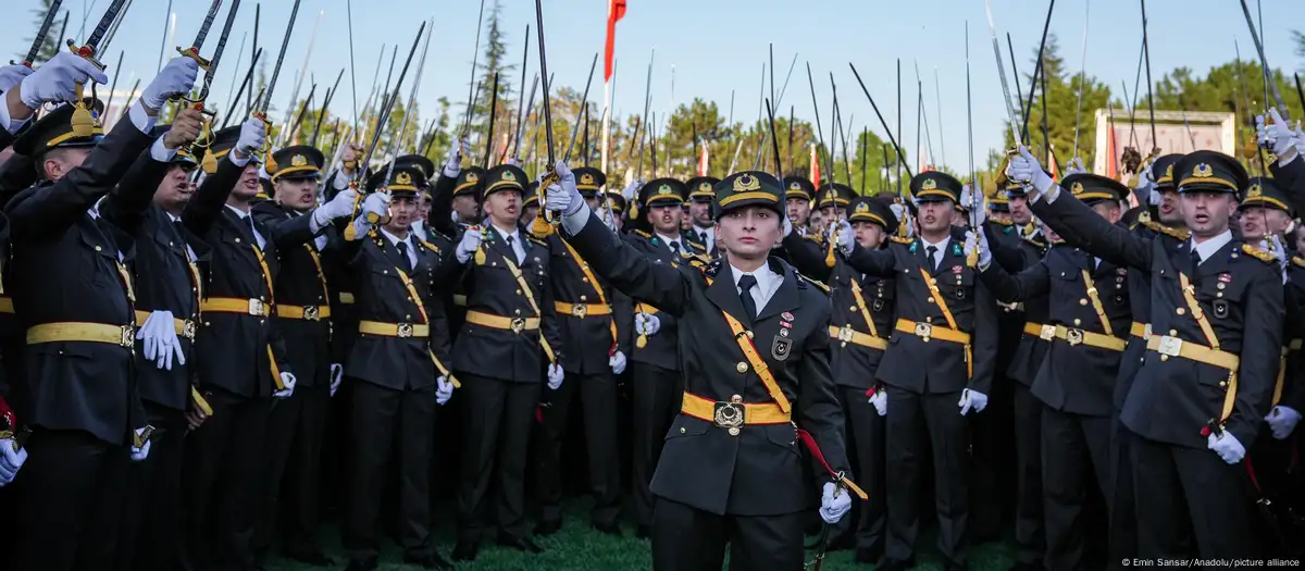 10 soruda teğmenlerin yemin krizi