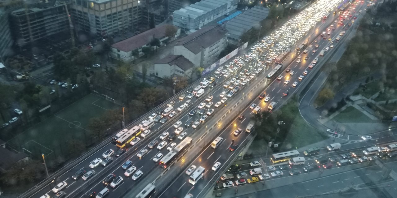 İstanbul'da yağmurun etkisiyle trafik yoğunluğu yüzde 90'a ulaştı