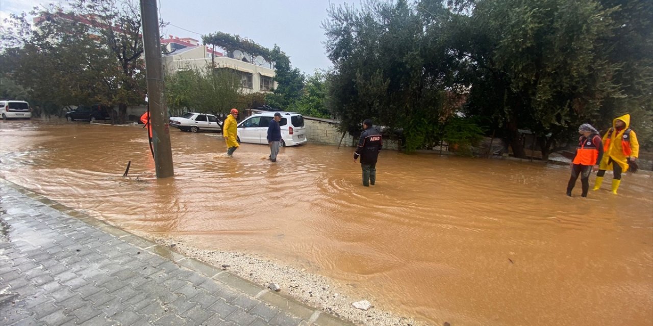 Antalya'da yoğun yağış nedeniyle mahsur kalan 403 kişi tahliye edildi