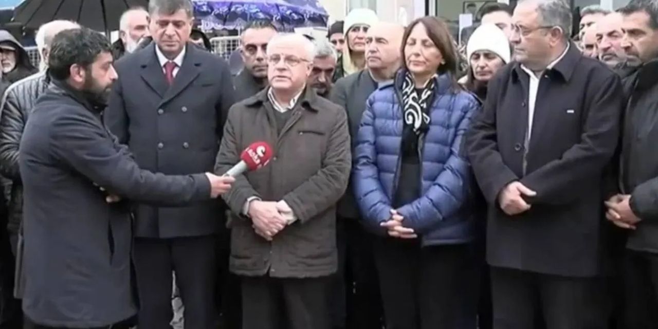 Ovacık’a kayyım: CHP heyeti belediye önünde