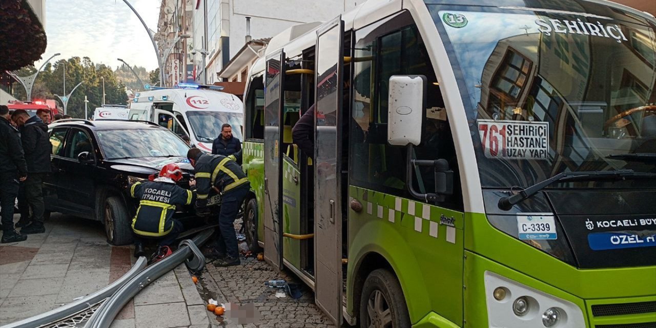 Cip, otobüs durağında bekleyenlere çarptı: 6 yaralı