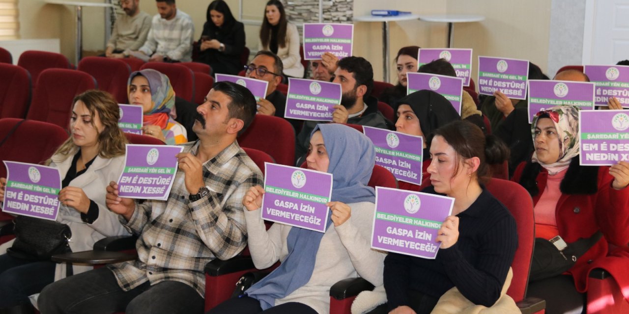 Van Büyükşehir Belediyesi Meclis toplantısında kayyım protestosu