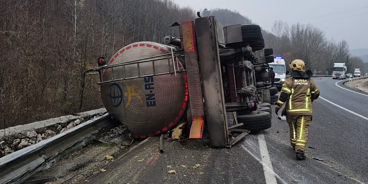 Asit yüklü tanker devrildi: Sürücü öldü, sızan asit dereye karıştı