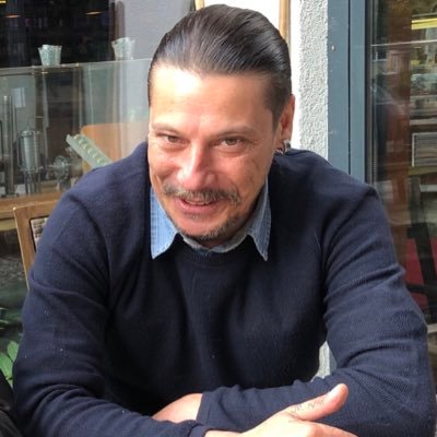 Gazeteci Erk Acarer'e evinin bahçesinde bıçaklı saldırı